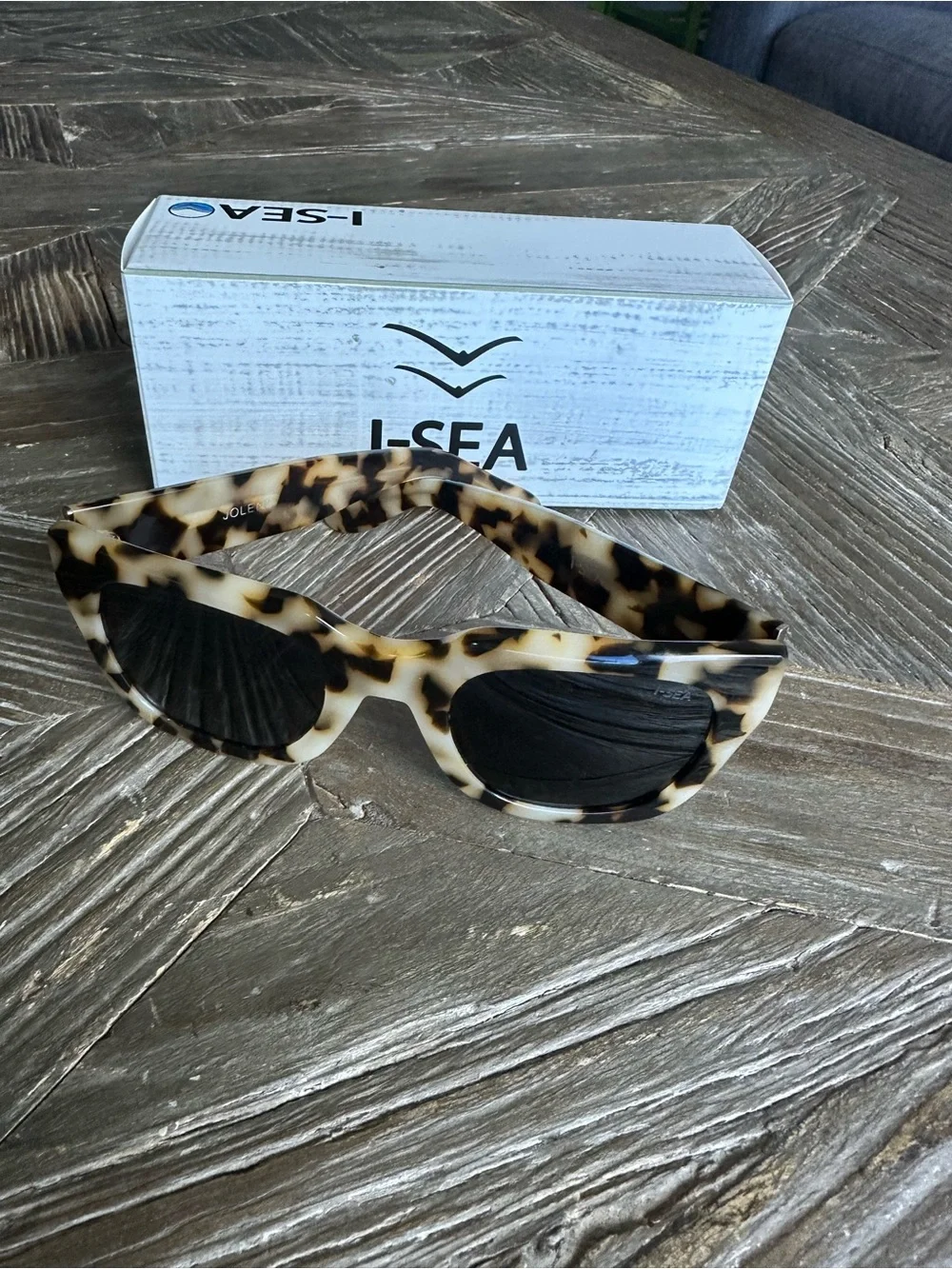 I- Sea Tortoise (Snow Leopard) Oversized Sunglasses - Black Lenses
